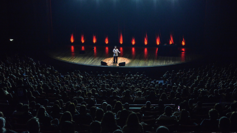 Fora da Plateia invade BH com Gio Lisboa em uma apresentação singular da Non Stop. (Créditos: Clara Lins)