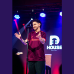 A Non Stop conecta BH ao humor de Gio Lisboa em uma edição exclusiva do Fora da Plateia. (Créditos: Clara Lins)