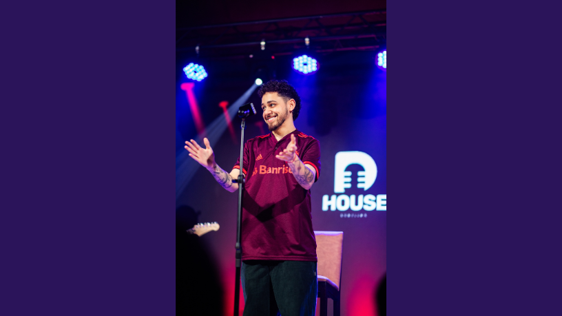 A Non Stop conecta BH ao humor de Gio Lisboa em uma edição exclusiva do Fora da Plateia. (Créditos: Clara Lins)