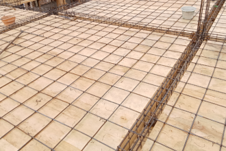 Análise de Valderci Malagosini Machado sobre os desafios das lajes treliçadas em áreas de transição entre ambientes e as soluções para garantir continuidade estrutural.