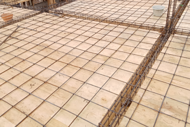 Análise de Valderci Malagosini Machado sobre os desafios das lajes treliçadas em áreas de transição entre ambientes e as soluções para garantir continuidade estrutural.