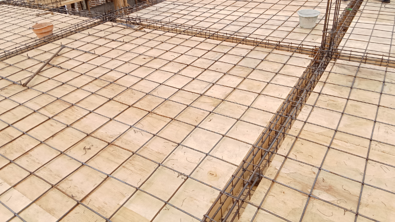 Análise de Valderci Malagosini Machado sobre os desafios das lajes treliçadas em áreas de transição entre ambientes e as soluções para garantir continuidade estrutural.